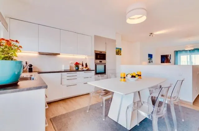 Sea Balconies アパート